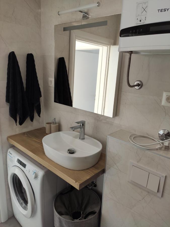 Apartmani Sara 2 Betina  Exteriör bild